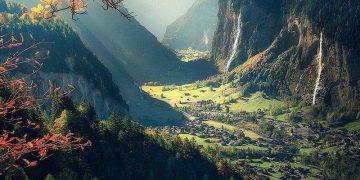 Autumn in its early colors in Lauterbrunnen , Switzerland